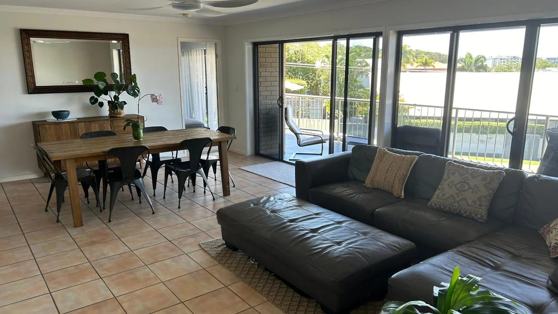 Large Apartment , Close To Beach Alexandra Headland